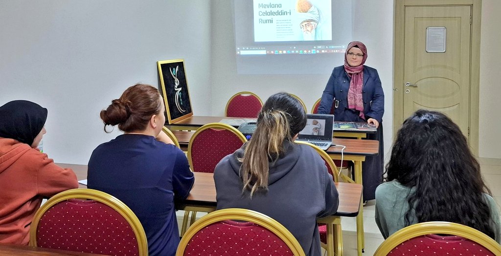 AnkaraKYGM's tweet photo. “Merhamette güneş gibi ol; cömertlikte akarsu gibi ol; 
Tevazuda toprak gibi ol; ayıpları, kusurları örtmekte gece gibi ol.”

📍Bağlıca Yurdu 

Mevlâna Haftası kapsamında, hoşgörü sembolü Mevlâna Celaleddin-i Rumi yurdumuzda düzenlenen etkinliklerle anıldı. https://t.co/PFuYUKIOJA