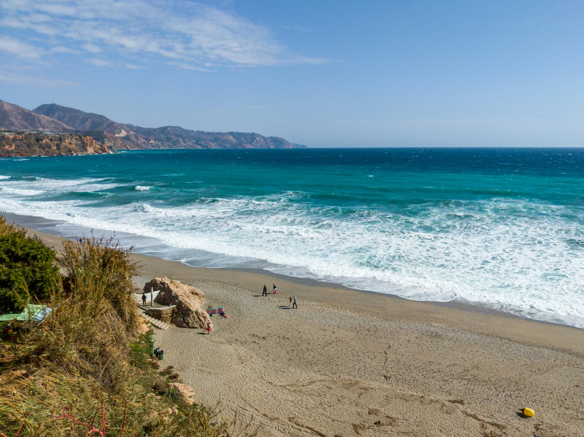 k_tourss's tweet photo. ملقا – كوستا ديل سول

على سواحل الأندلس… Costa del Sol شواطئها من أجمل أماكن إسبانيا 🌊☀️
أجواءها تجمع بين الاسترخاء والحفلات.
لو زرت… بتمدّد على الشاطئ؟ ولا تروح تستكشف القرى الجبلية القريبة؟ 🤔👇
#اسبانيا #ملقا #سياحة #سفر #Ktours https://t.co/S7DusKA3Qt