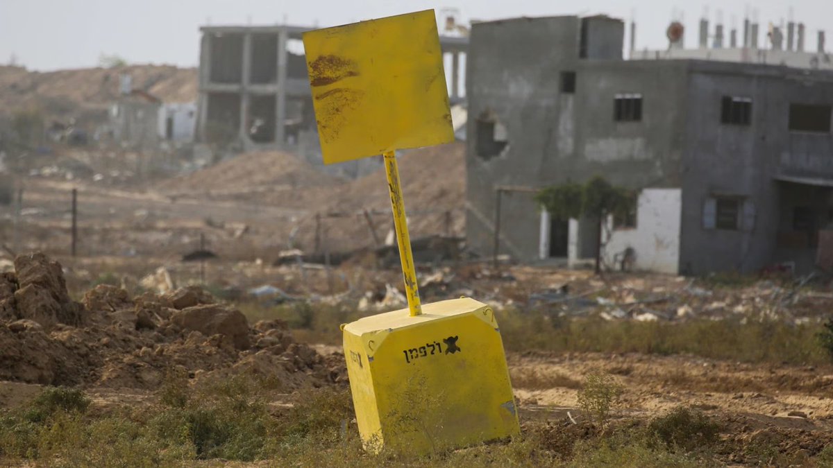 Pillandia's tweet photo. Yellow Line markers 🟨 - The new de facto border between Israel 🇮🇱 and the Gaza Strip 🇵🇸. 
📸: 2025. 

#LineaGialla #GelbeLinie #Kollanejoon #Żółtalinia #Dzeltenālīnija #Geltonalinija #Rumenačrta https://t.co/j9L1EGg8Ca