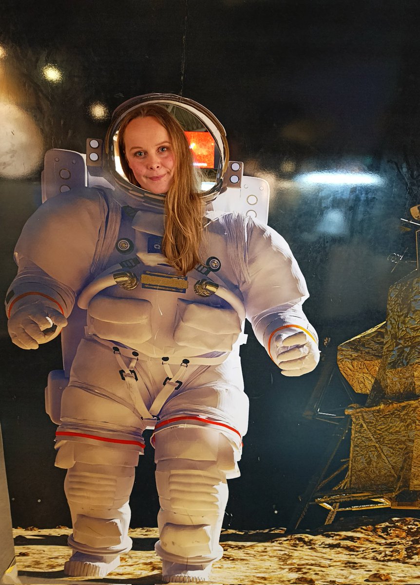 Biju vakariņās lidojošo dačmenu ielenkumā. https://t.co/msSU3X02dj