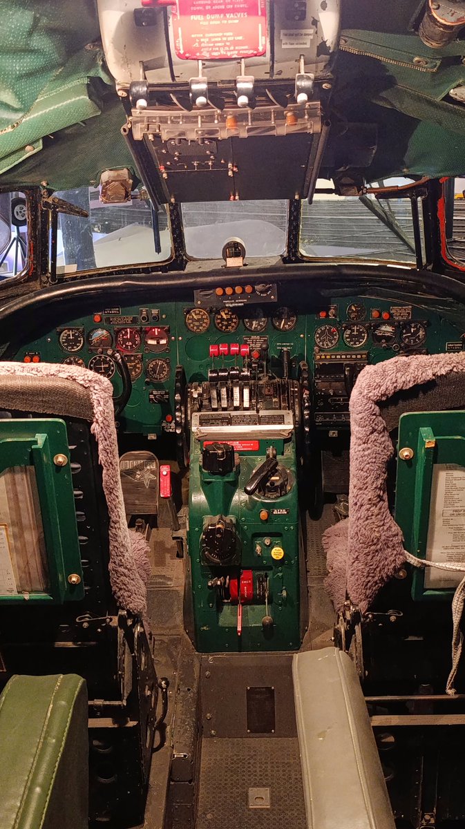 Biju vakariņās lidojošo dačmenu ielenkumā. https://t.co/msSU3X02dj