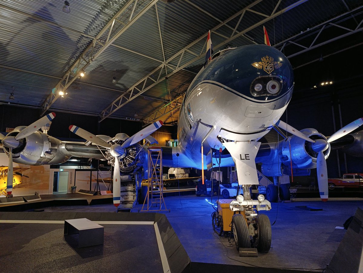 Biju vakariņās lidojošo dačmenu ielenkumā. https://t.co/msSU3X02dj