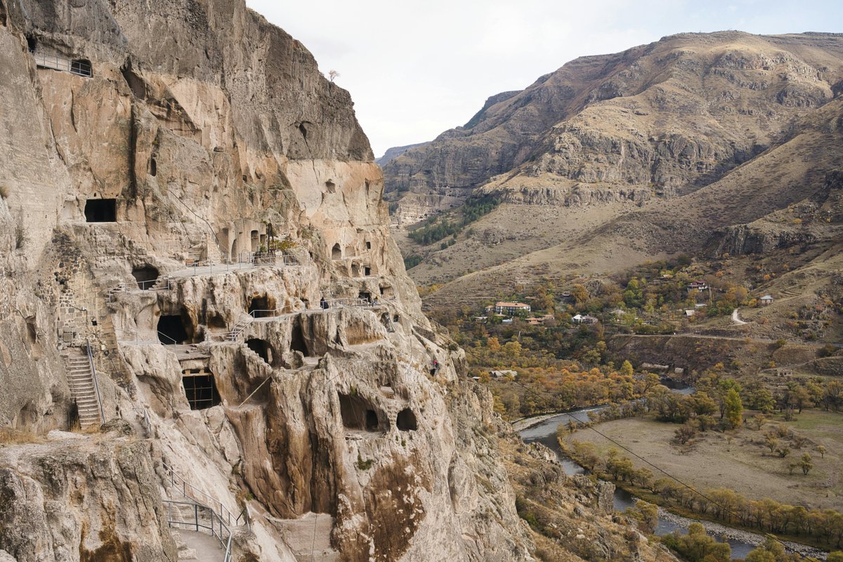 k_tourss's tweet photo. جورجيا – كهوف فاردزيا

مدينة كاملة محفورة داخل الجبل من القرن 12! 🏔️
Vardzia Caves فيها بيوت وكنائس وأنفاق.
لو دخلت المكان… بتحس نفسك في فيلم مغامرات؟ ولا بترجع بسرعة من الرهبة؟ 😅👇
#جورجيا #سياحة #سفر #Ktours https://t.co/plGmG7E2II