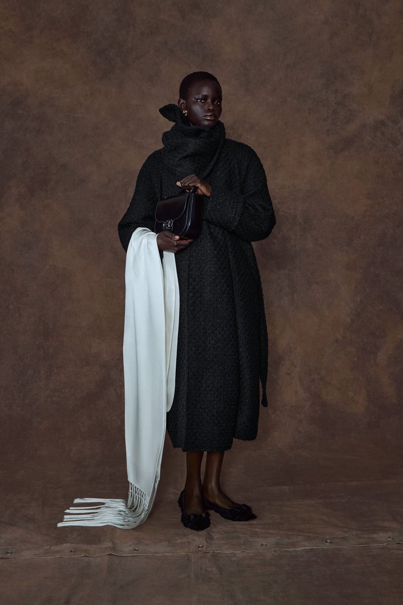 jacquemusx's tweet photo. Maximilian Davis’ Ferragamo is the perfect wardrobe – it’s not over the top, but it’s always interesting 👏 https://t.co/spy6lFjWeY
