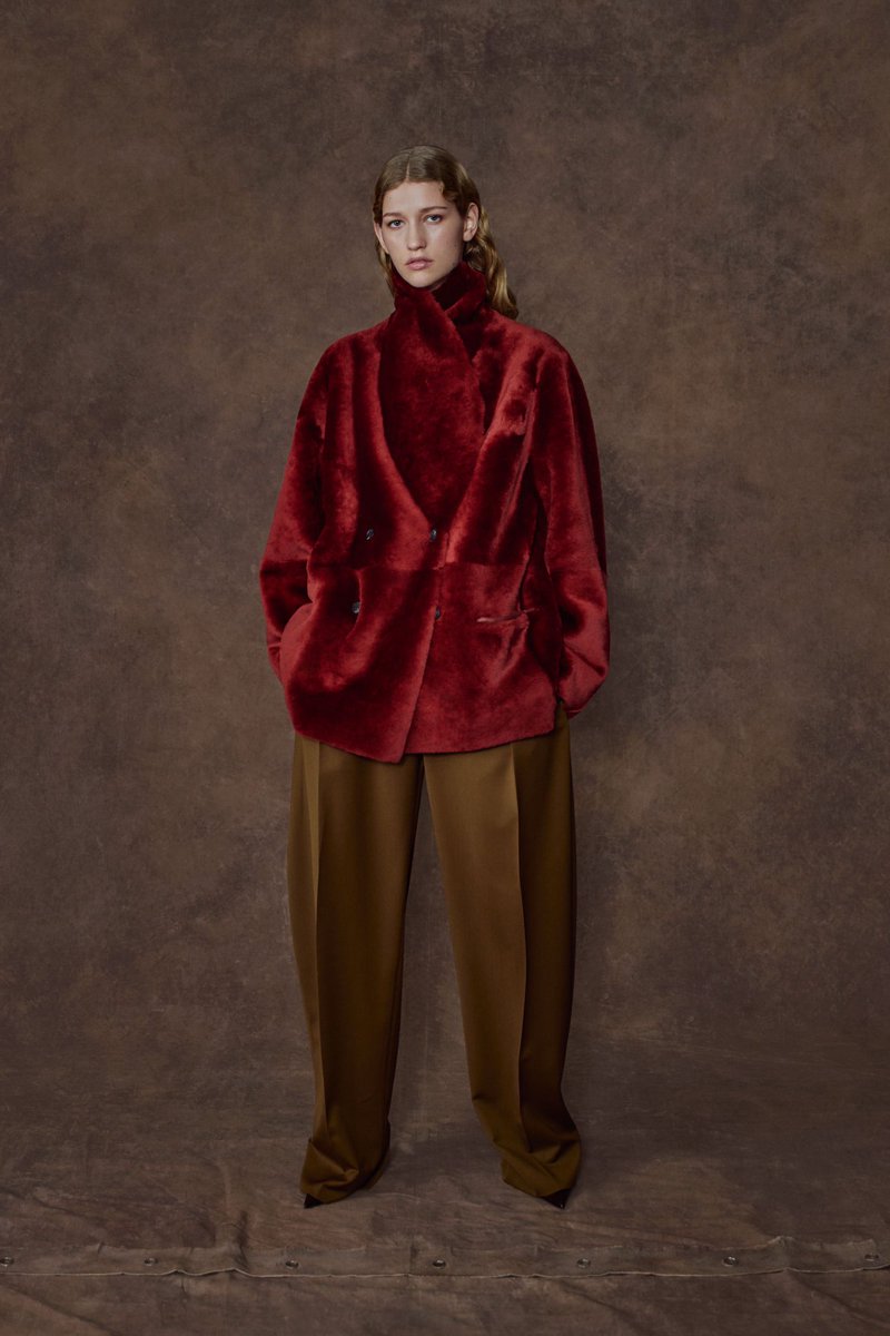 jacquemusx's tweet photo. Maximilian Davis’ Ferragamo is the perfect wardrobe – it’s not over the top, but it’s always interesting 👏 https://t.co/spy6lFjWeY
