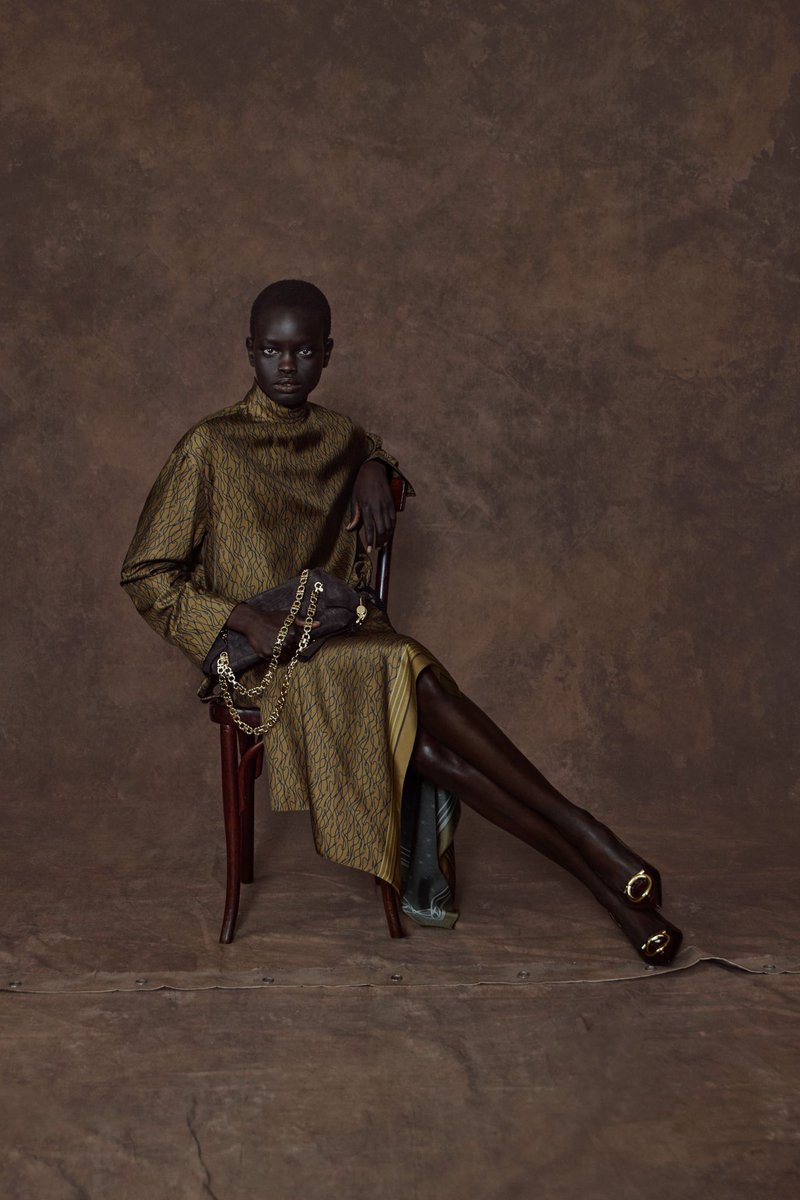 jacquemusx's tweet photo. Maximilian Davis’ Ferragamo is the perfect wardrobe – it’s not over the top, but it’s always interesting 👏 https://t.co/spy6lFjWeY