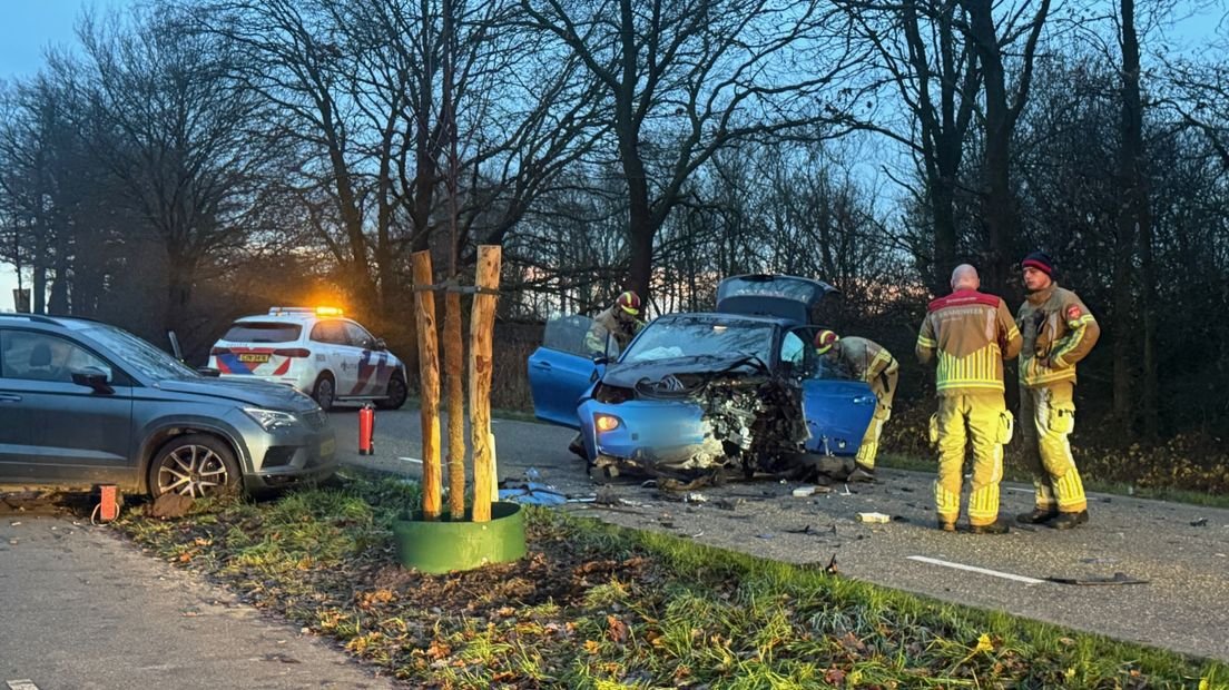 Twee gewonden bij ernstig ongeval met drie auto's