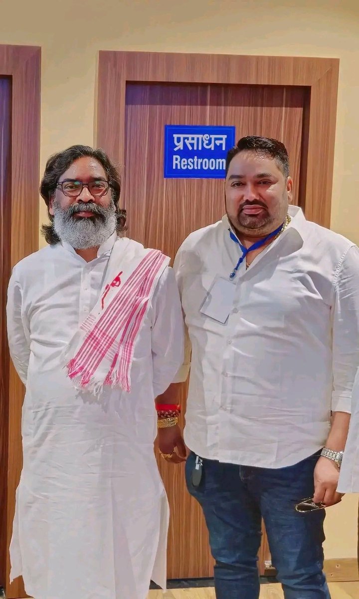 मुख्यमंत्री के साथ फोटो है तो क्या अपराधी जेल नही जाएगा?पुलिस नही पकड़ेगी? देश का क़ानून नेताओं का ग़ुलाम हो गया है शायद। इस हत्यारा राहुल को पुलिस पकड़कर जेल भेजे।

लेकिन यहाँ तो सैकड़ों को बाहुबली बनना है, और गार्ड भी रखना है। आओ बिना सत्ता के तब आम लोगों का दम मालूम चलेगा।