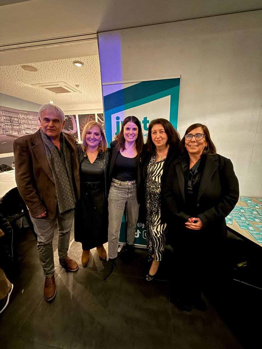 Ahir, al Sopar de Nadal de <a href="/JuntsXCat/">Junts per Catalunya🎗</a> a Sant Cugat, amb la gent de la ciutat, de Valldoreix i també de la comarca.

La presidenta local, Marta Canas, i l'alcalde, <a href="/josepmvalles/">Josep Maria Vallès</a>, lideren el millor equip possible, per treballar amb tota la força i compromís.

El projecte de Junts