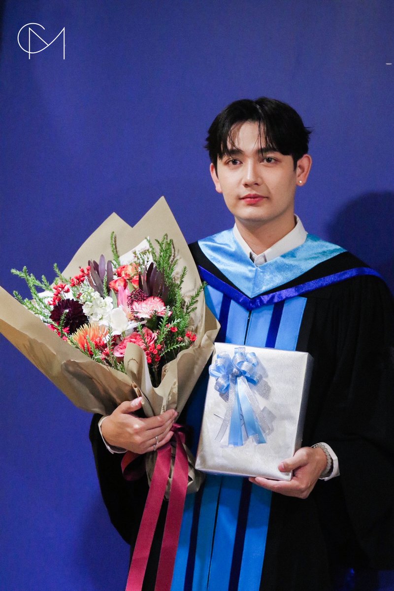 Congratulations บัณฑิตป้ายแดง🎉 “กัปตัน พีระวิชญ์” สำเร็จการศึกษาระดับปริญญาตรี กลุ่มวิชาเอกนิเทศศาสตร์การตลาดดิจิทัล คณะนิเทศศาสตร์ มหาวิทยาลัยหอการค้าไทย

#CongratsCaptainGraduation
#Captain_pt #ลูกเรือของกัปตัน
#GMMTV