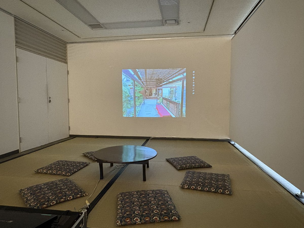 写真は撮影して良いとのことだったので撮らせていただきました
一般公募のお写真と共にポップしなないでの音楽が流れていてとてもノスタルジックで素敵な雰囲気でした
こんな素敵な曲がこの期間しか聴けないのもったいなさすぎるけど、演劇や他の催しの曲もそうだもんな
もったいないー！