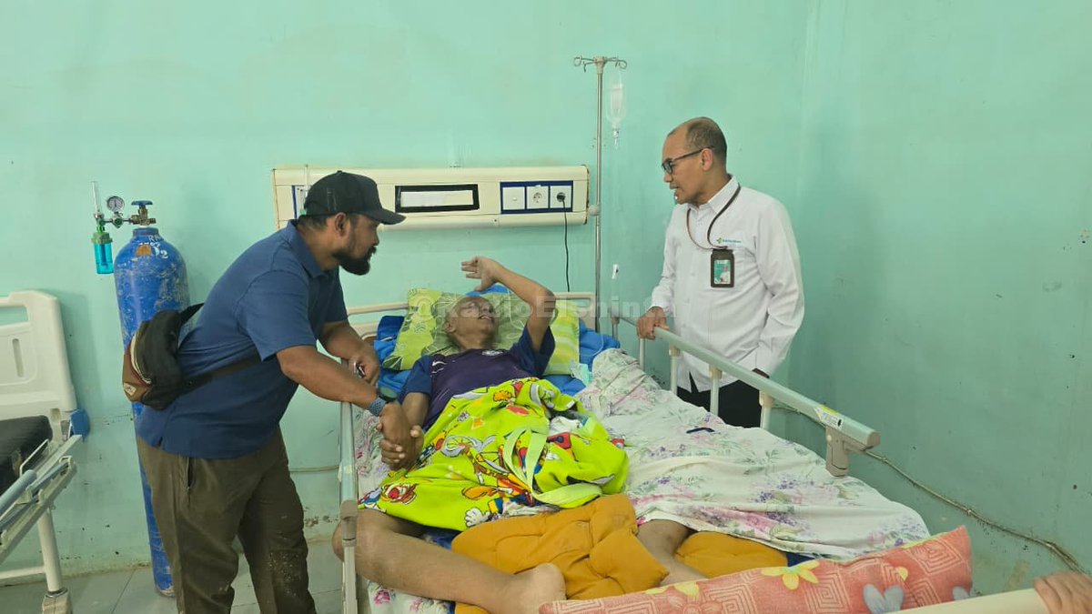 RadioElshinta's tweet photo. Tim medis RSUP Adam Malik, Medan kerahkan sejumlah dokter spesials dan paramedis untuk membantu tim kesehatan terpadu di RSUD Kuala Simpang, Aceh Tamiang menangani pasien korban bencana banjir dan tanah longsor, Jumat (12/12). 📸Diu
#Aceh #Bencana #TimMedis #Dokter https://t.co/sLh7If8Q0h