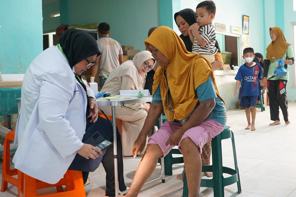 RadioElshinta's tweet photo. Tim medis RSUP Adam Malik, Medan kerahkan sejumlah dokter spesials dan paramedis untuk membantu tim kesehatan terpadu di RSUD Kuala Simpang, Aceh Tamiang menangani pasien korban bencana banjir dan tanah longsor, Jumat (12/12). 📸Diu
#Aceh #Bencana #TimMedis #Dokter https://t.co/sLh7If8Q0h