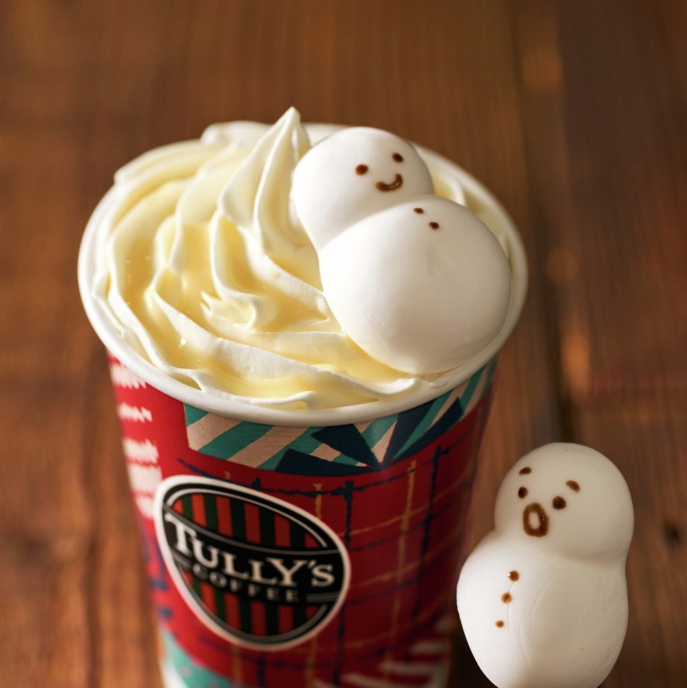 なめらかなホイップクリームが
気持ち良さそう～😲💕

バニラ風味のカフェラテにちょこんと乗った、表情豊かなスノーマンマシュマロはひとつひとつフェローによって描かれています⛄

あなたの元に来るスノーマンはどんな顔かな？😊
#タリーズスノーマンラテ