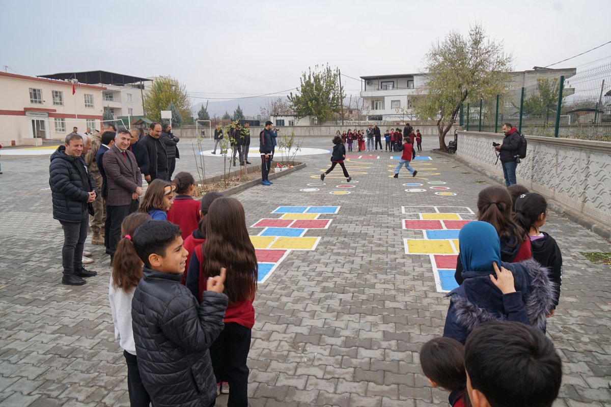tcbatmanuniv's tweet photo. Üniversitemiz Akademisyen ve Öğrencilerinden Yenipınar Köyü İlkokul ve Ortaokuluna Renkli Oyun Alanları
Detaylar👇
https://t.co/HeZlkKW9U5 https://t.co/VyVsWSfGYy