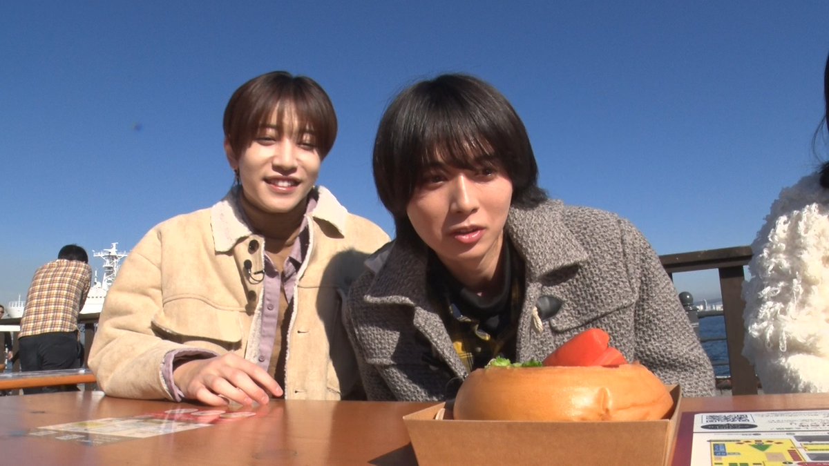 TVGweb's tweet photo. 横浜でクリスマス満喫🎄
「#シューイチ」12/13＆20放送

井上瑞稀＆中村嶺亜（KEY TO LIT）×
田辺智加（ぼる塾）が
赤レンガ倉庫のクリスマスマーケットへ👣
プレゼント交換に自信満々

井上＆中村の食レポ対決も⁉
「今日のロケにかかってるぞ！」

https://t.co/uglOieB8Ck

#KEYTOLIT #KTL @shu1tv https://t.co/0LaLKUsMc8