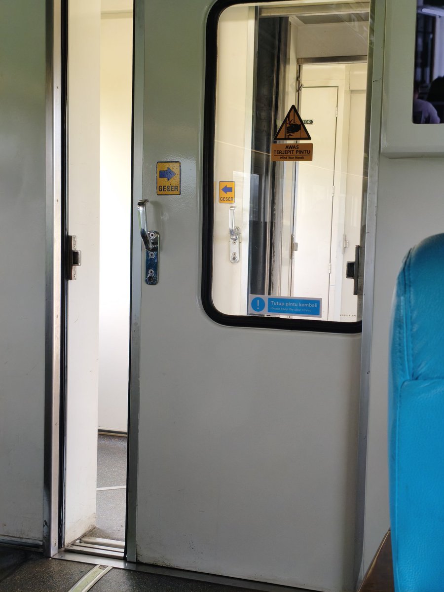 bmntraa's tweet image. Dear 'Orang-orang Baik' 
Kalau pintu ini kebuka terus, gerbongnya jadi ga dingin dan berisik Pak/Bu.
Saran aja nih, stiker "Tutup pintu kembali" tolong diperbesar dan dinaikkan kira2 sejajar mata orang dewasa ya @KAI121, krn menurut saya posisinya terlalu di bawah. thx