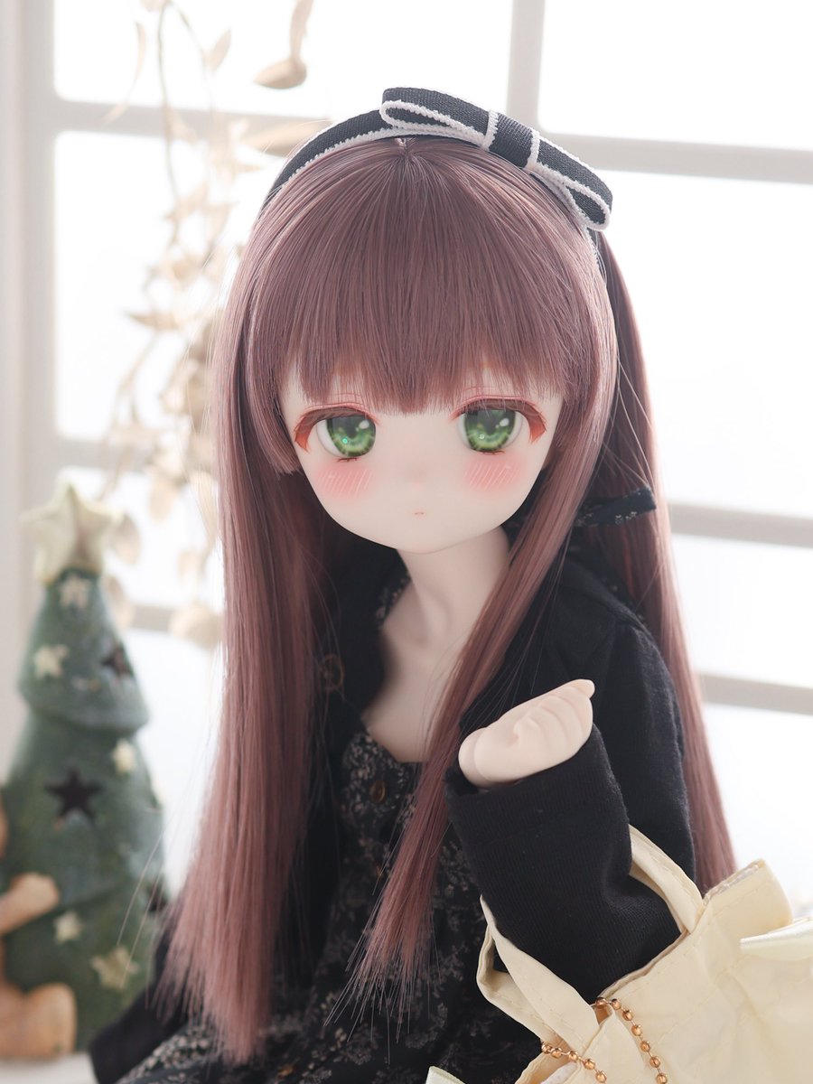 DDH-27 セミホワイト
抽選¥70,000
少し眠たげダウナーな雰囲気の27番さん
アイホールをソフビ盛り、顎を削っています
おまけアイはゴールドのアイ