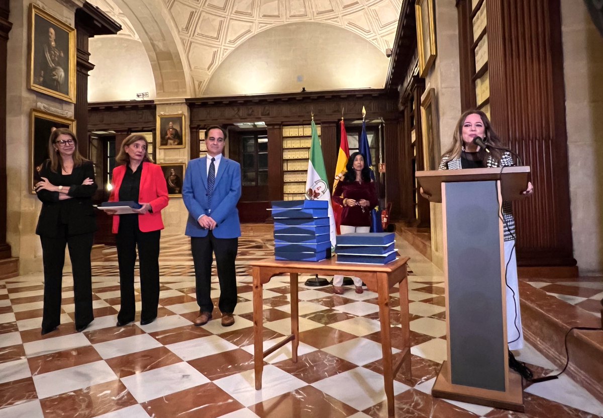 Enhorabuena <a href="/susanaherrerama/">Susana Herrera Marquez</a> por la distinción de <a href="/donantessevilla/">CTS Sevilla</a> por su incansable promoción de la #DonaciónDeÓrganos, #Sangre y #Médula y por sus 250 programas de #HazteDonante en @CanalSur, impulsando la #Solidaridad en #Andalucía. <a href="/antoniosanz/">Antonio Sanz Cabello</a> <a href="/Juandemellado/">Juande Mellado</a> <a href="/JuanMa_Moreno/">Juanma Moreno</a>