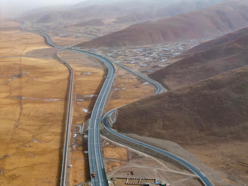 Estação de passageiros mais alta ao longo da linha ferroviária Qinghai-Xizang é inaugurada #Drakmuk #China
portuguese.people.com.cn/n3/2025/1212/c…