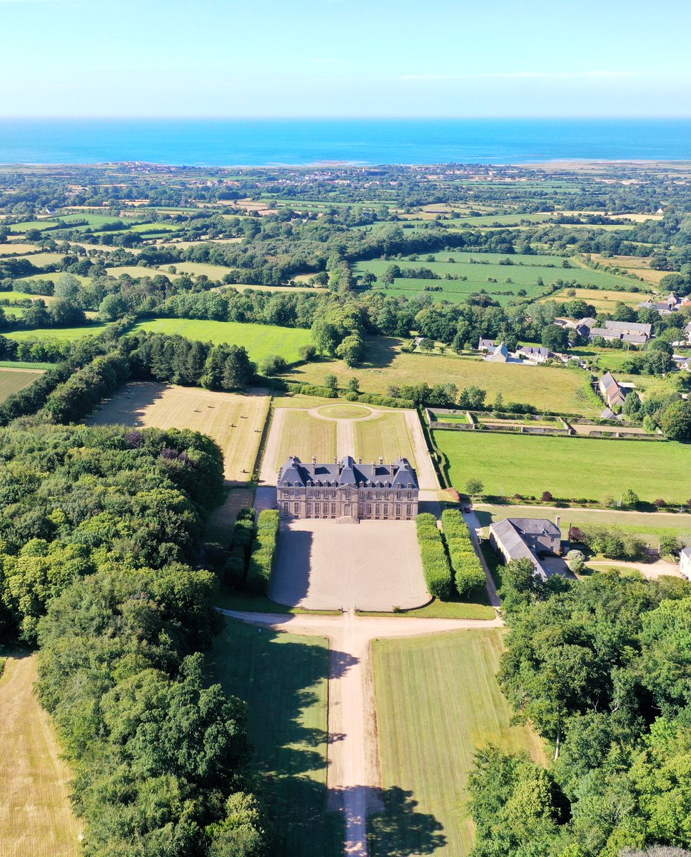 🔴 𝗩𝗨 𝗗𝗨 𝗖𝗜𝗘𝗟 🚀 | Prenons un peu de hauteur pour admirer le château de Saint-Pierre-Église... comme l'oiseau ! Alors ? Que pensez-vous de cette vue ? 😍 #Normandie #Mariage
🌐 chateausaintpierreeglise.com