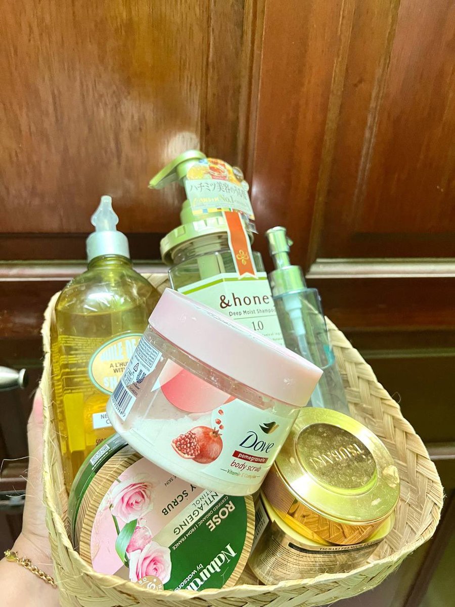 QueenTelekungSK's tweet photo. Semua pembelian ni atas hasil FOMO 🤣

Tsubaki hair mask : 10/10
Natural scrub : 5/10
&amp;honey shampoo : 10/10
Skintific cleanser : 9/10
Body oil lookmepretty : 9/10
Dove body scrub : 10/10
Loccitane shower oil : 10/10

YES MOST OF THEM I SUKA AND HAPPY FOR JOINING THE HYPED!! 🤝🏻😍 https://t.co/soIrLEIpqy