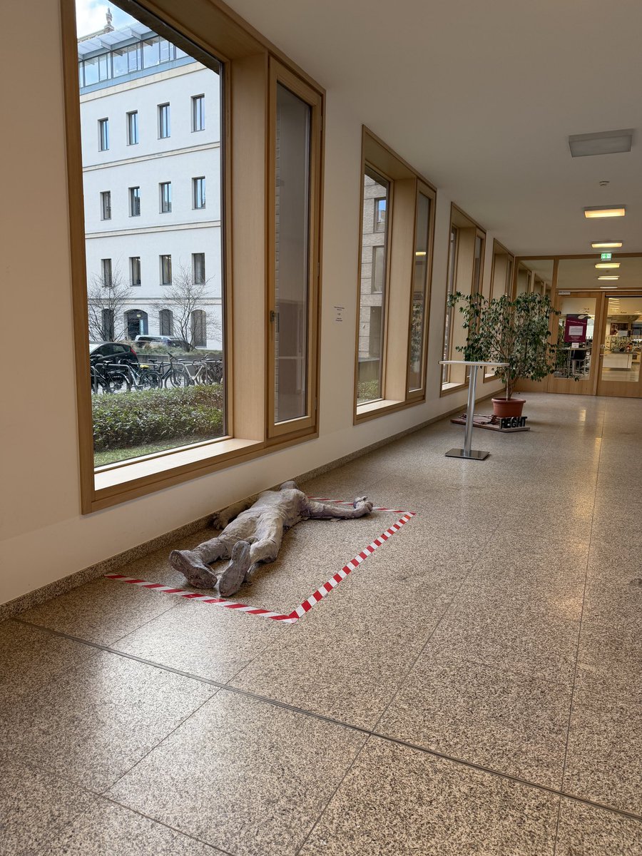 Kunst in der Justiz. Bisschen schräg für meinen Geschmack auf dem Weg zur Kantine. #büroalltag
