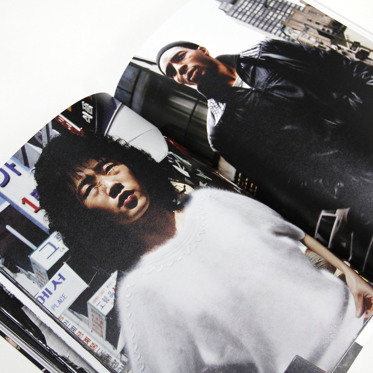 【NEW】北島敬三『借りた場所、借りた時間』

長野県立美術館で開催中の北島敬三回顧展「借りた場所、借りた時間」に合わせて制作された展覧会カタログ。「借りた場所、借りた時間」のフレーズを軸に、北島の仕事を読み返す。作品図版のほか、論考や文献目録も収録。
fugensha-shop.stores.jp/items/693b9bf7…