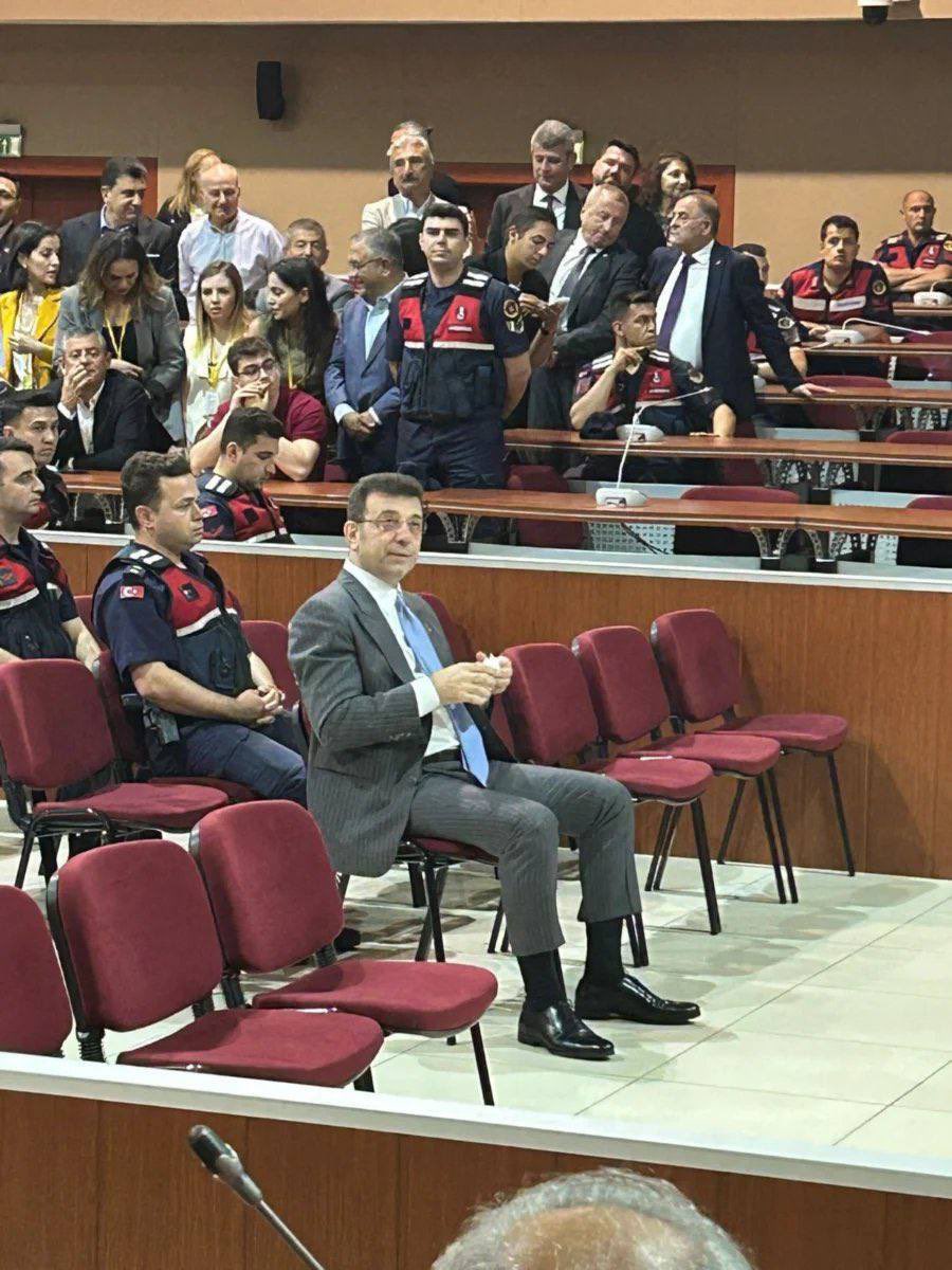Ekrem İmamoğlu:

"Sayın hakim, sürgünde gibi bir mahkemedeyiz. Hangi çağdayız biz, tam gaz geriye gidilir mi? 

Beni 5 gün nezarette tutup 1 gün de orada aç susuz bıraktılar. Uydurma casusluk meselesinde de 20 saat orada bekletildim. 

Kimsiniz siz? Beni orada tutarak aciz duruma