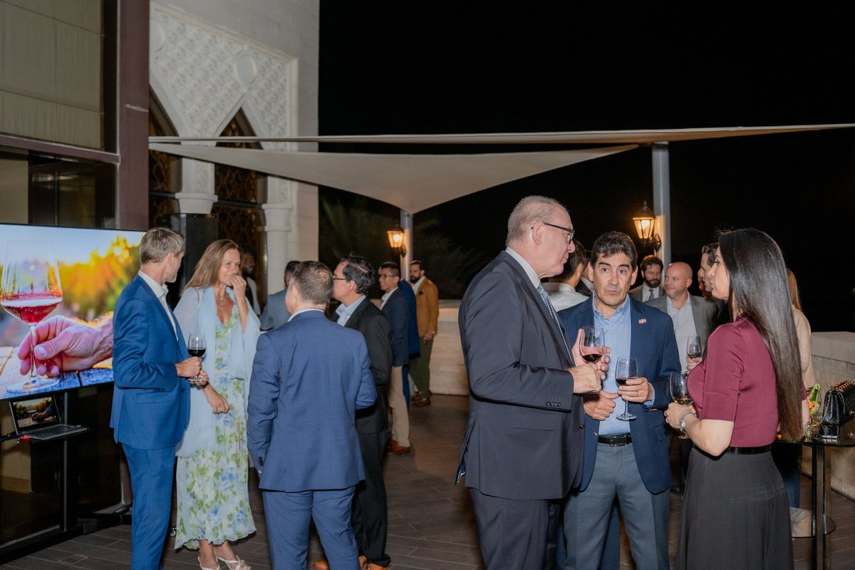🇨🇱🤝🇩🇴La Embajada de Chile, en asociación con <a href="/RDenUAE/">Embassy of the Dominican Republic in the UAE 🇦🇪</a> , organizaron una exclusiva cata de vinos chilenos y cigarros dominicanos en Abu Dhabi.
Una gran velada que celebró la hermandad entre ambos países y su riqueza cultural.