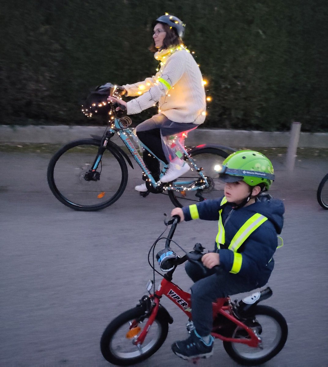 ✨Cyclistes, brillez ! En hiver, être bien vu à vélo, c’est essentiel ! 
La campagne #CyclistesBrillez se poursuit jusqu’au 15/12 : parades lumineuses à Albi, Bordeaux, Grenoble, Lyon, Montpellier, Nice, Pau, Rouen, Toulouse…
➡️ Evénements à venir : facebook.com/events/1341552…