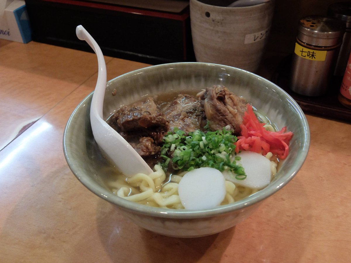 GGMMPPDD's tweet photo. 【新宿駅】東京都新宿区新宿の沖縄郷土料理、やんばる 。移転前の勇姿です。ここはカウンターが厨房を取り囲む最高の一人客向け仕様でけっこう通いました。コンロ近くの席から見られる外国人がフライパン豪快に振る姿が良かったです。新店舗はオシャレになってしまいましたがカウンター席は健在です。 https://t.co/b9bqaFJ5Iy