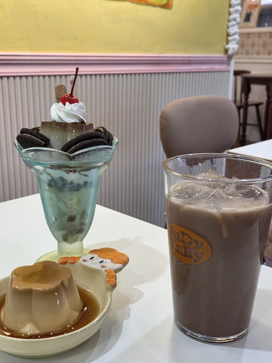 트친분이랑 카페 왔어요💚💙