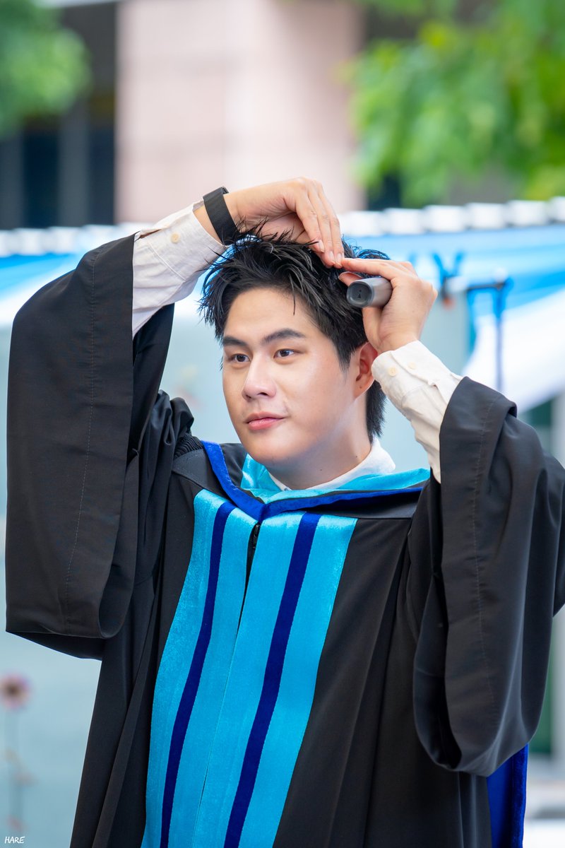 Hareshine's tweet image. Congratulations!! พี่บัณฑิตคนเก่ง
จบแล้ว..เย่ๆ ยินดีด้วยนะค้าบ~ 🦥✨️🎓🎉

#CongratsWinnysGraduation
#winynny @winny_thanawin