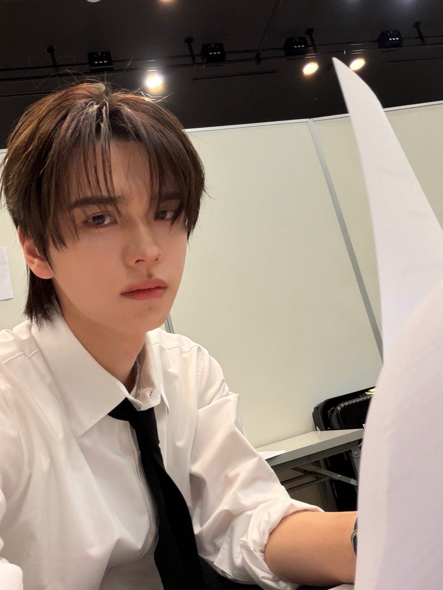 한손으로카메라들고 
의식하지않는척 
혼자인상찌푸리고