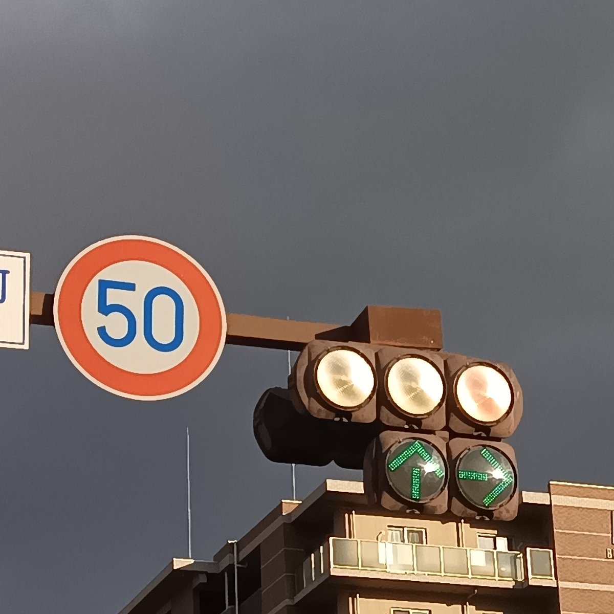 薄型(「ヘンな信号機」「信号機の世界」発売中) (@LED60590495