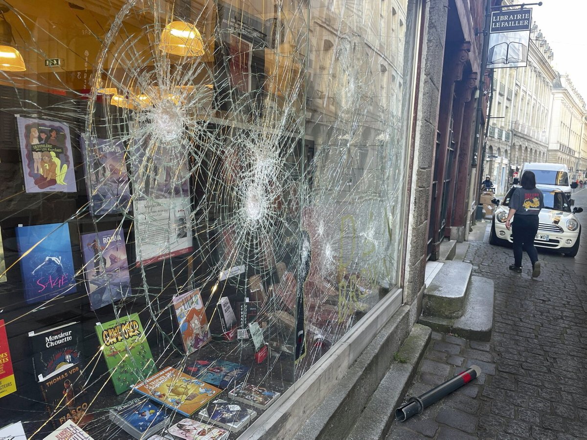 humanite_fr's tweet image. Devantures brisées, tags, coupe de subventions… Les librairies indépendantes attaquées pour leur soutien à la cause LGBT et à la Palestine 

➡️ l.humanite.fr/x31