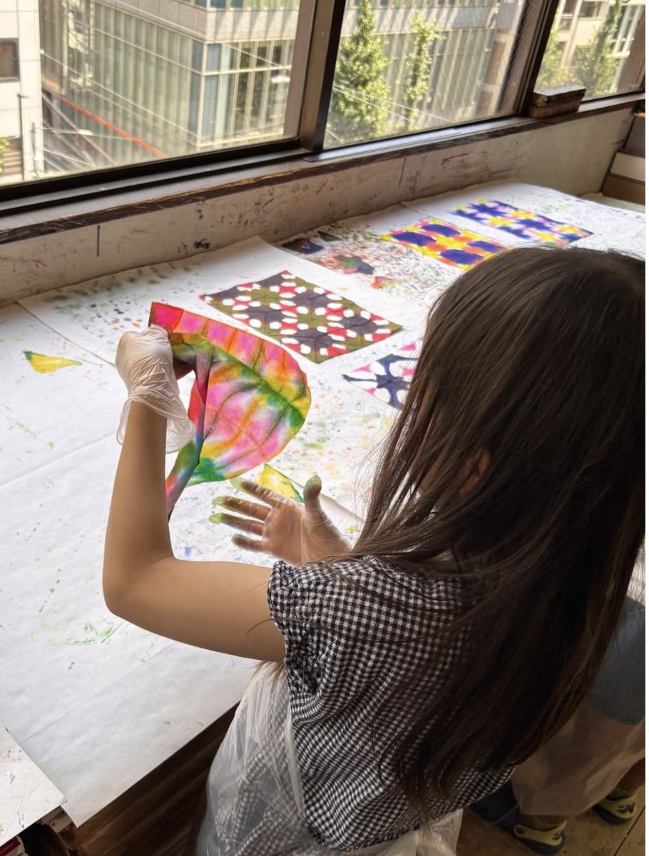 明日は折り染め体験！
世界に1枚だけの染め紙を作りましょう

12/13(土)②10:40〜11:10 ④12:00〜12:30 
1650円税込
電話、店頭にて申し込み
開始10分前までに3階売場にて現金支払いでお願いします
各回8名（5歳〜）
※小学2年生までは保護者同伴
※見学不可
※同伴者も参加費がかかります
#折り染め