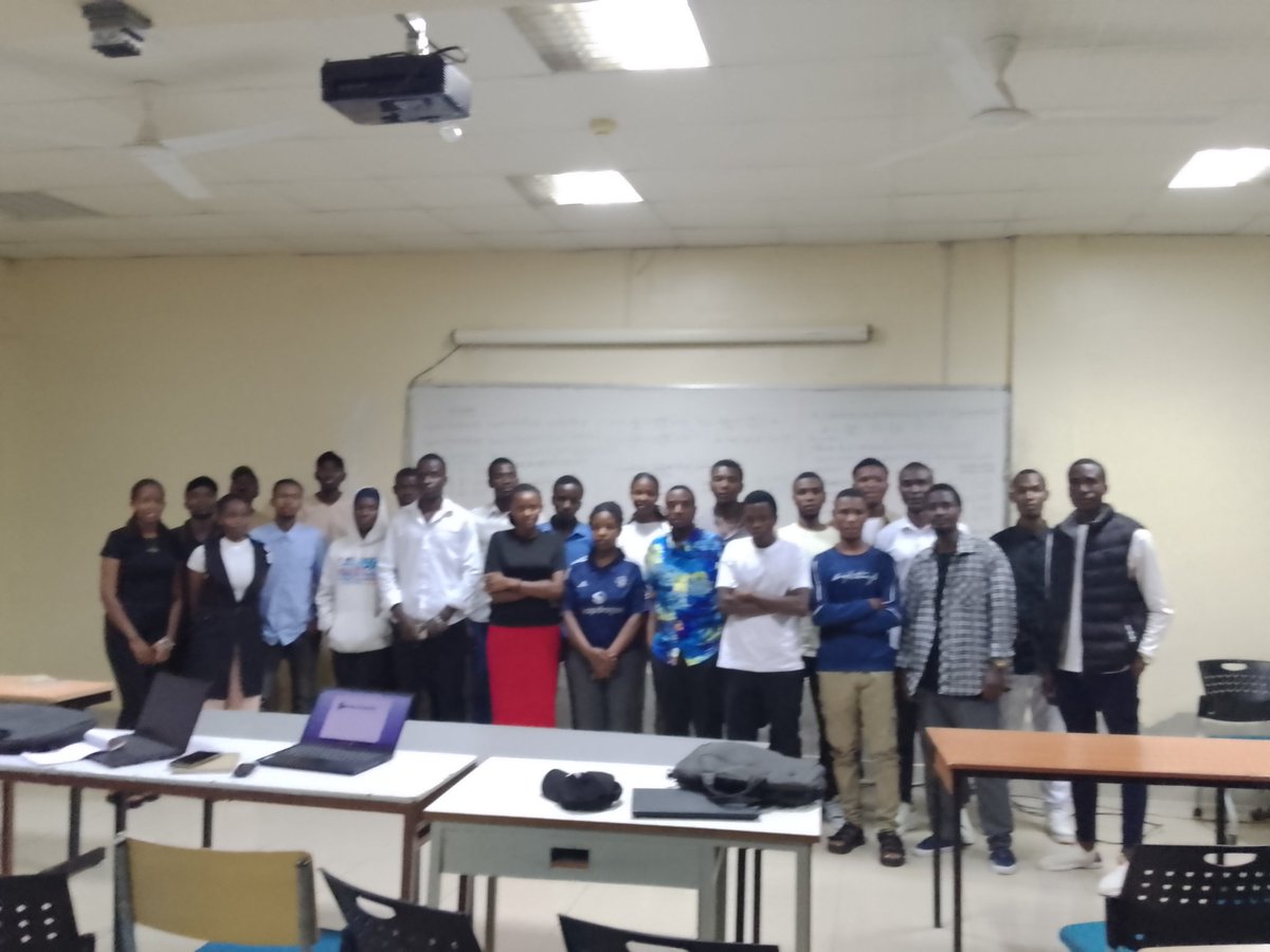 jeanpierre21773's tweet photo. ikiganiro cyateguwe#unityand resiliencehuyecampus,hagamijwe gusobanukirwa imizi y’ubumwe n’ubudaheranwa bw’Abanyarwanda, inkomoko yabyo mu mateka, n’uko byagize uruhare mu kubaka igihugu  by’umwihariko nyuma ya Jenoside yakorewe Abatutsi muri mata 1994  #unityclub,#UR https://t.co/jIed6N95H4