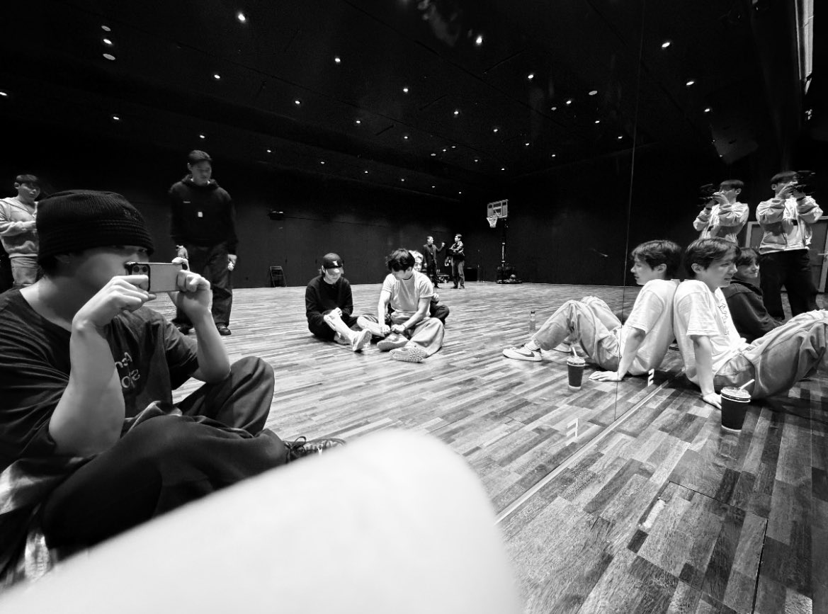 mygbebe's tweet photo. I love how since Namjoon's rehearsal pics, we've been getting closer and closer to Yoongi, until we got an update from Yoongi himself 😭 https://t.co/RXuwj7DhON