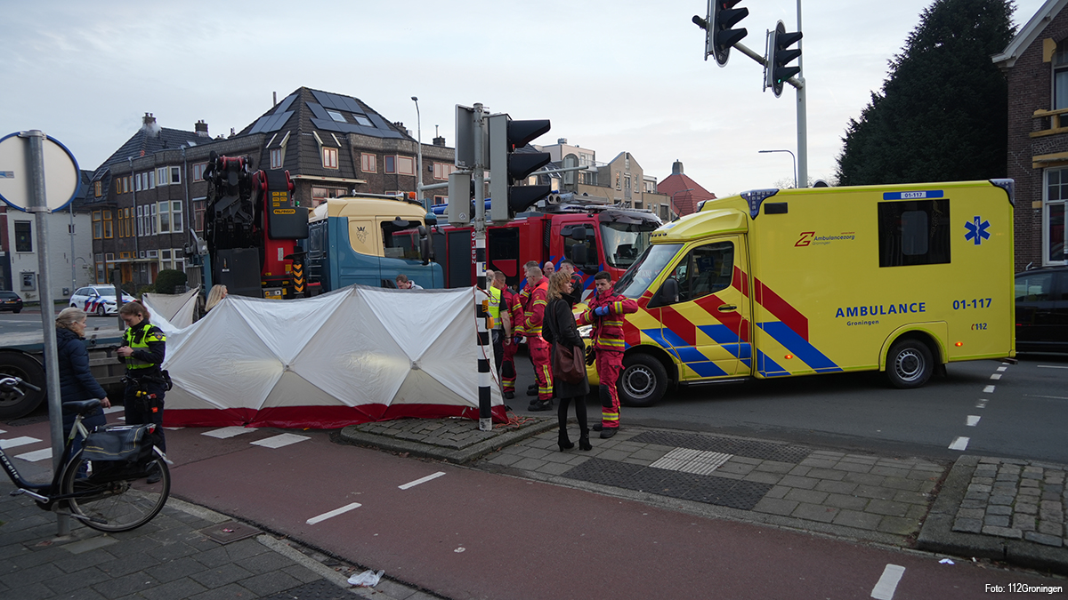 Scooterrijder gewond bij aanrijding met vrachtwagen in Groningen