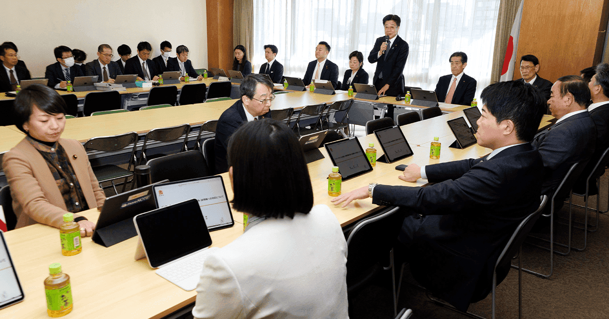 jimin_koho's tweet photo. #自由民主先出し 
📌SNS上の偽・誤情報
早急に実効性ある対策を

党政治制度改革本部（本部長・加藤勝信衆院議員）と情報通信戦略調査会（会長・野田聖子衆院議員）は12月12日、合同会議を開き、昨今の選挙におけるSNS上の課題について「日本ファクトチェックセンター」の運営法人からヒアリングし、議論しました。

同センターの調査によると、今年の参院選期間中、同センターや新聞社等から公開された偽・誤情報の検証記事は全国で180本超に及び、昨年の衆院総選挙から5倍に増加。「移民・外国人」や不正選挙等に関する偽・誤情報の検証が上位を占めました。
 https://t.co/dvmIa9LXov 

#ニュース #購読者募集中