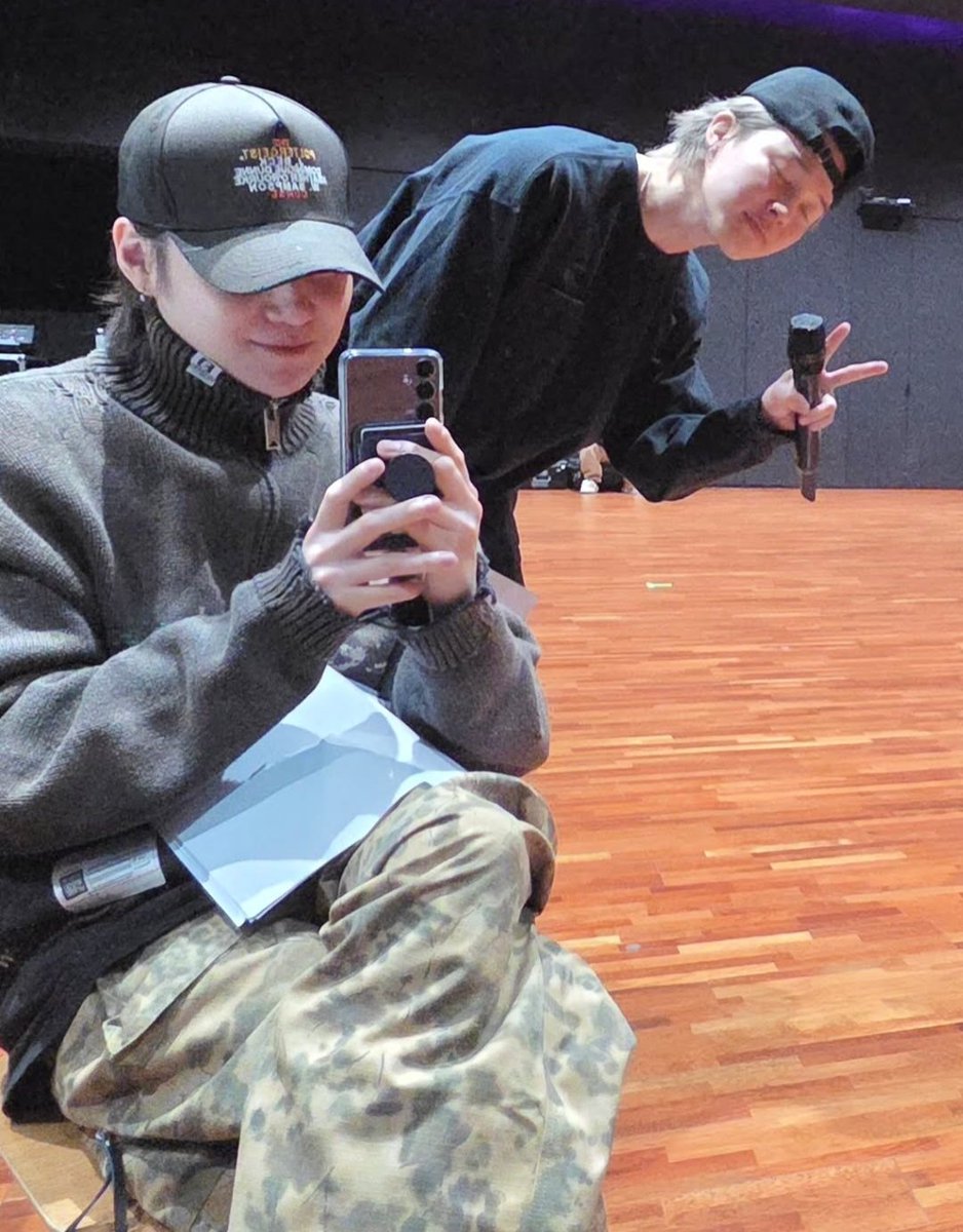 YOONGIS_HH's tweet photo. Yoongi saw all the blurry pics Namjoon was feeding us to keep us alive and said here let me give them something up close and HD to keep them going. WE LOVE YOU MIN YOONGI https://t.co/D0tZvWLjeh
