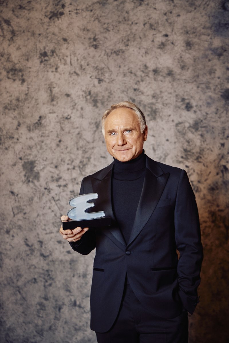 CodigoDanBrown's tweet photo. 📚✨ ¡Dan Brown recibe el Premio Icono Global del Año! Reconocimiento “por revolucionar el thriller y cautivar a millones con misterio, historia y simbolismo, creando obras ya parte de la cultura popular”. Vía @EsquireEs 
https://t.co/QDPu38IiJv https://t.co/urGrlU0Tys