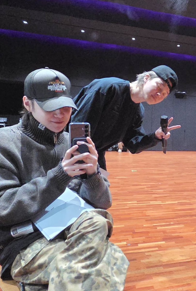 tinyjoonnie's tweet image. SCREAMING CRYING THROWING UP