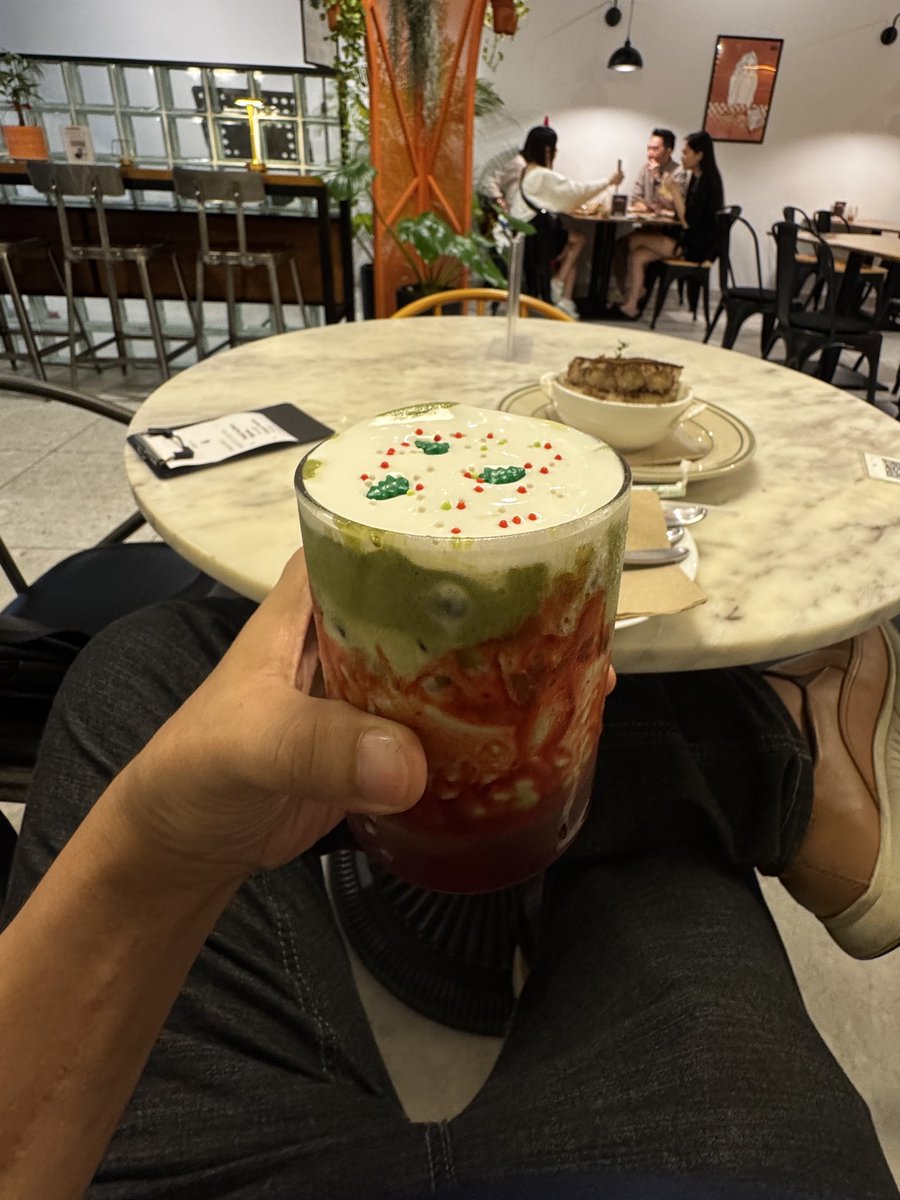 zzvn_X's tweet photo. First time trying matcha strawberry. It’s actually pretty good. https://t.co/AmoCQseyNZ