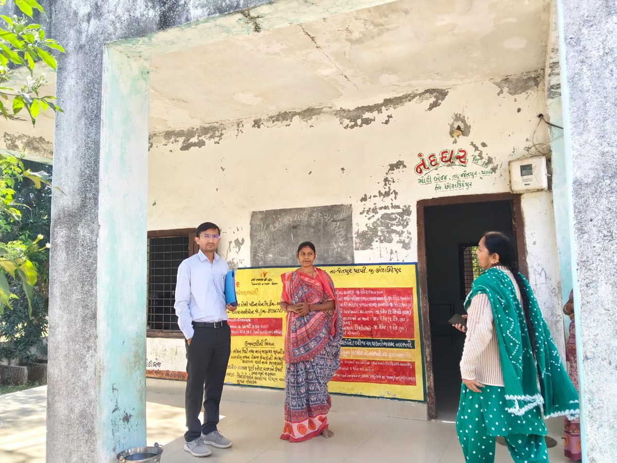 આજ રોજ તા.૧૨/૧૨/૨૦૨૫ ના જેતપુર પાવી તાલુકાના મોટીબેજ ગામના આંગણવાડી કેન્દ્ર ની આક્સ્મીક મુલાકાત લઇ લેવામાં આવી. મુલાકાત દરમિયાન બાળકોની હાજરી અને આપવામાં આવતા પોષણયુક્ત નાસ્તાની તપાસ કરવામાં આવી તથા સબંધિત સ્ટાફને જરૂરી સુચન કરવામાં આવ્યા.