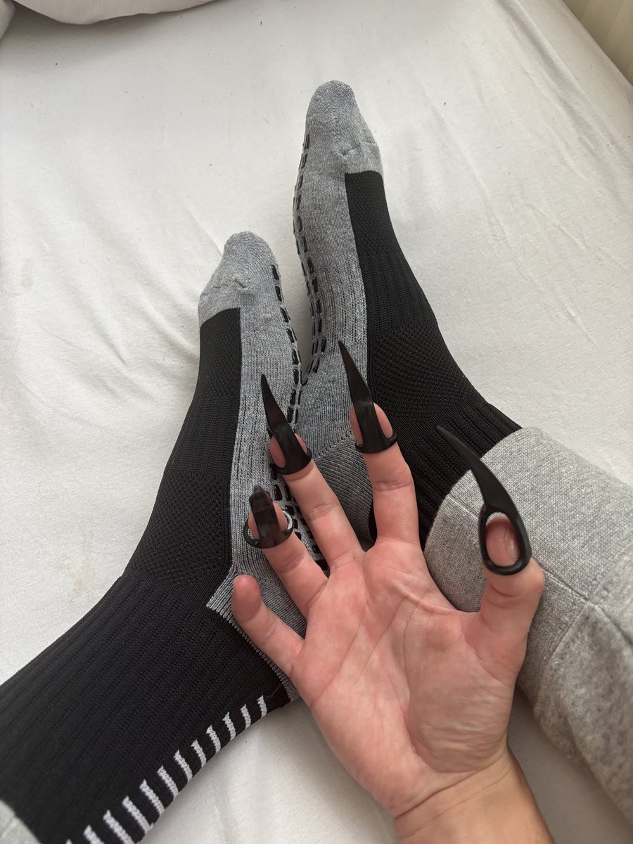 #cashmaster #paypig #findom #feetfetısh #socks #socken #footballsocks #germanmaster #sklaven #slave #atmhuman #nails