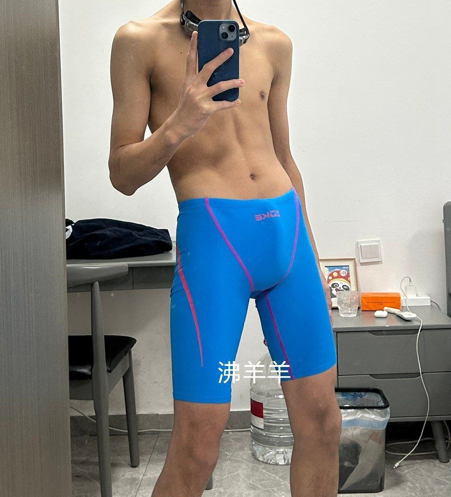 HannahDurian's tweet photo. 隔着高弹展现出大鸡巴轮廓，谁想来尝尝哈哈哈，一个人租房住好冷清😭😭晚上都没人聊天，唉～来个床🛏️搭子吧，晚上可以聊聊天，偶尔瑟瑟的那种，想来的滴滴我（长短期都🉑） https://t.co/k9rdMpfe3H