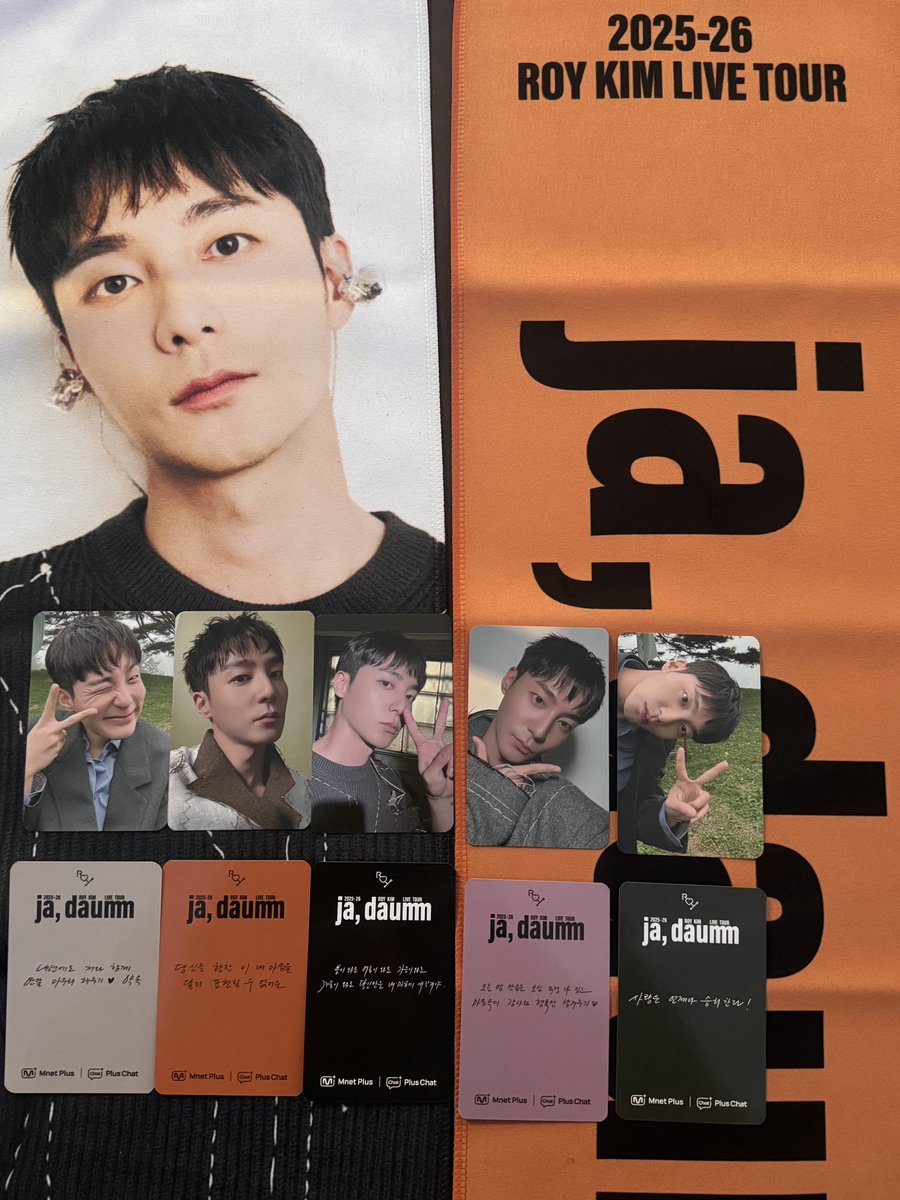 trust_intime's tweet photo. 쿠지 슬로건이랑 포카 🦊🧡🧡 https://t.co/id1ZKPnadM